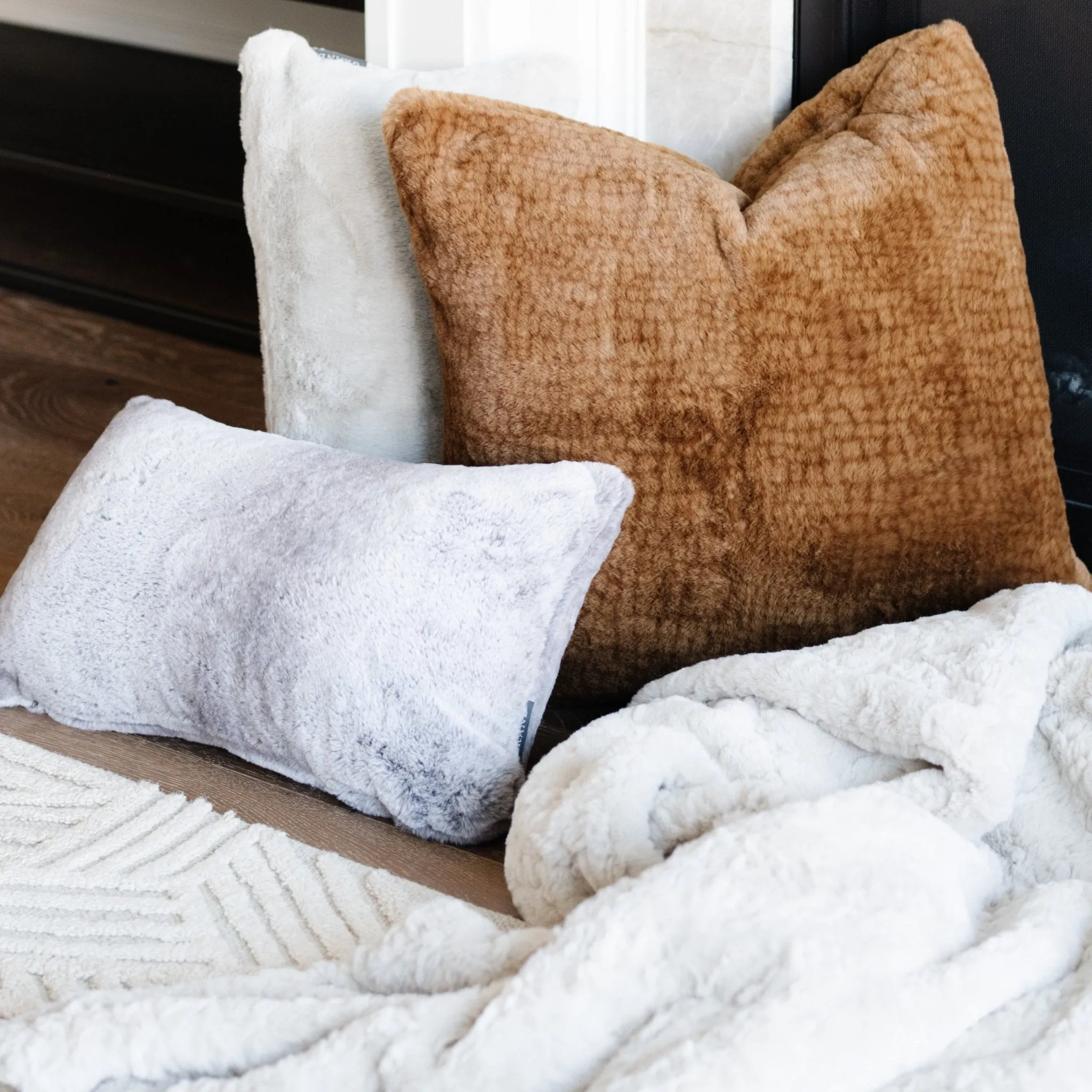 GRAND FAUX FUR 22X22 PILLOW COVERS