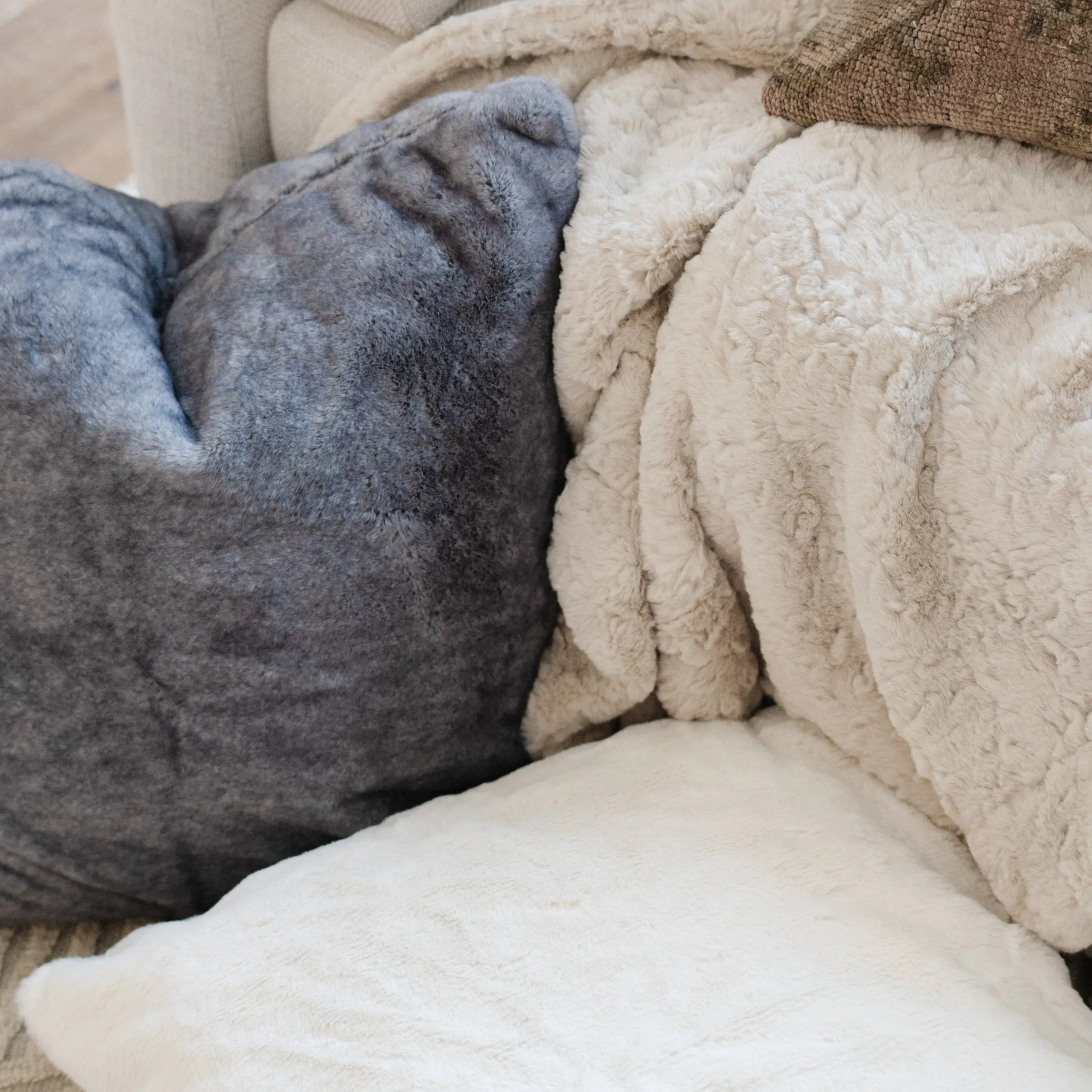 GRAND FAUX FUR 22X22 PILLOW COVERS