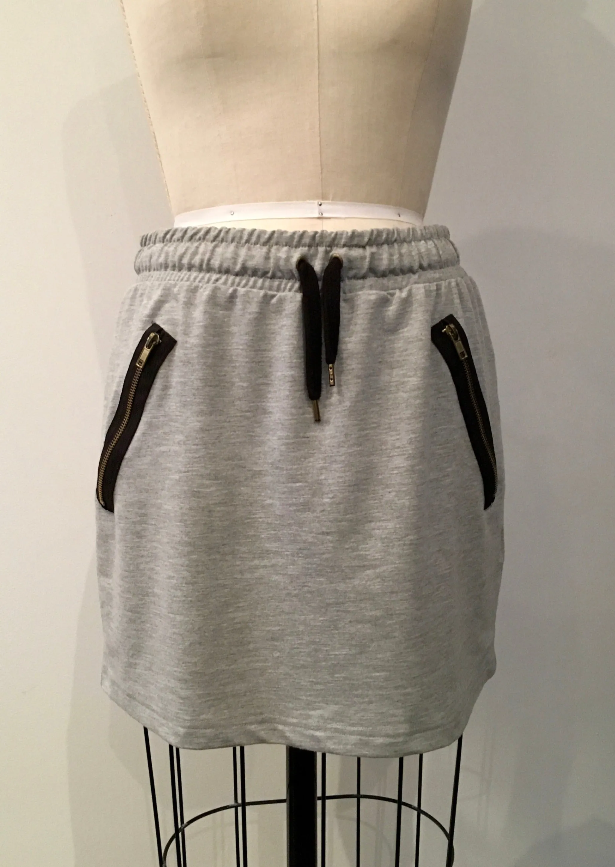 H&M Women's heathered grey knit skirt zip details and elastic waist, 6